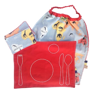 Coffret 'Carte du Monde' de serviette de table enfant et set de table montessori, grand bavoir maternelle, serviette de table élastiquée