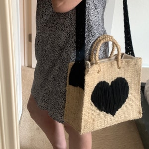 El bolso de verano perfecto, ecológico y hecho a mano en México, corazón negro bordado a mano en el frente &quot;Corazón&quot;
