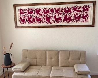 Bestickter Otomi-Tischläufer: Mexikanische Volkskunst, Stickerei in magenta über ivory-farbener Baumwolle (Manta)