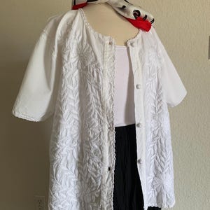 Camicetta messicana fatta a mano, ricamata e cucita a mano. È il top perfetto o da indossare sopra gli abiti estivi "Blanco sobre blanco".