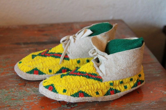 Vintage Native American Moccasins, Children's Bead