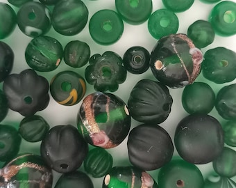 70 perle di vetro verde lume e vintage fatte a mano.