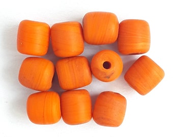 11 perle di vetro veneziano vintage fatte a mano. Perline a forma di tubo arancione. Creazione di gioielli. 10 mm x 9 mm.