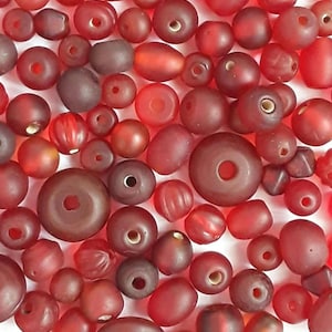 100 perline di vetro rosso vintage fatte a mano. Forme miste.