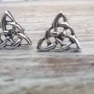 Orecchini a bottone con nodo celtico in argento sterling fatti a mano. A forma di triangolo. 7 mm x 7 mm. immagine 5