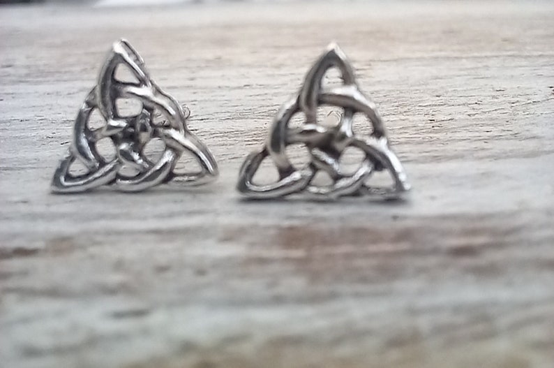 Orecchini a bottone con nodo celtico in argento sterling fatti a mano. A forma di triangolo. 7 mm x 7 mm. immagine 5