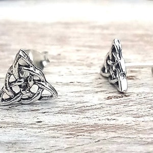 Orecchini a bottone con nodo celtico in argento sterling fatti a mano. A forma di triangolo. 7 mm x 7 mm. immagine 2