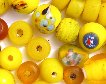 Perline sciolte. 80 perle vintage in vetro, foglia argento e millefiori fatte a mano. Perle di vetro gialle. Misura 6 mm - 15 mm.