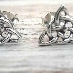 Orecchini a bottone con nodo celtico in argento sterling fatti a mano. A forma di triangolo. 7 mm x 7 mm. immagine 4