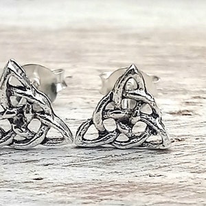 Orecchini a bottone con nodo celtico in argento sterling fatti a mano. A forma di triangolo. 7 mm x 7 mm. immagine 1