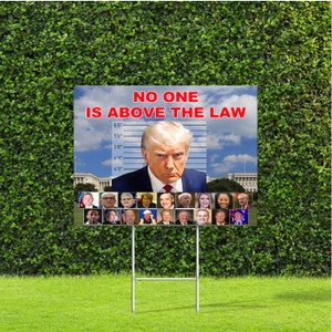 No One Is Over The Law Trump Anklage mit Co-Verschwörer Image Jail Großes 18 &quot;x 22&quot; Yard Schild mit H-Metalleinsatz