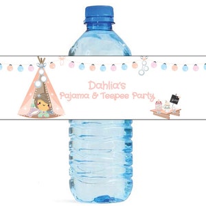 Puede incluir: Etiqueta de botella de agua con un diseño de tipi rosa y blanco, una niña dentro y el texto "Dahlia's Pajama & Teepee Party".