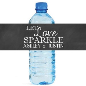 Może przedstawiać: Czarno-biała etykieta na butelkę wody w stylu tablicy kredowej z tekstem "Let Love Sparkle Ashley & Justin".