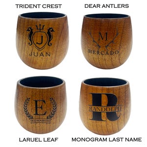 以下が含まれることがあります： 黒い内装の木製ステムレスワイングラス4個。各グラスには、"JUAN"のタツノオトシゴの紋章、"MERCADO"の角、"EDWARDS"の月桂樹の冠、"RANDOLPH"のモノグラムなど、ユニークなデザインが施されています。