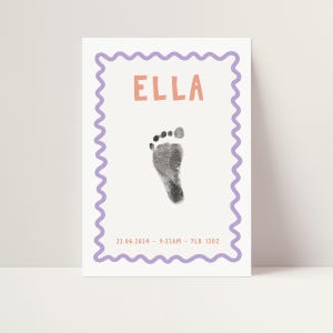 Pu&ograve; includere: Un biglietto bianco con un bordo a festoni viola. Il biglietto ha un'impronta di piede nera, il nome "ELLA" in testo arancione e la data "22.06.2024 - 9:23AM - 7LB 12OZ" in testo nero.