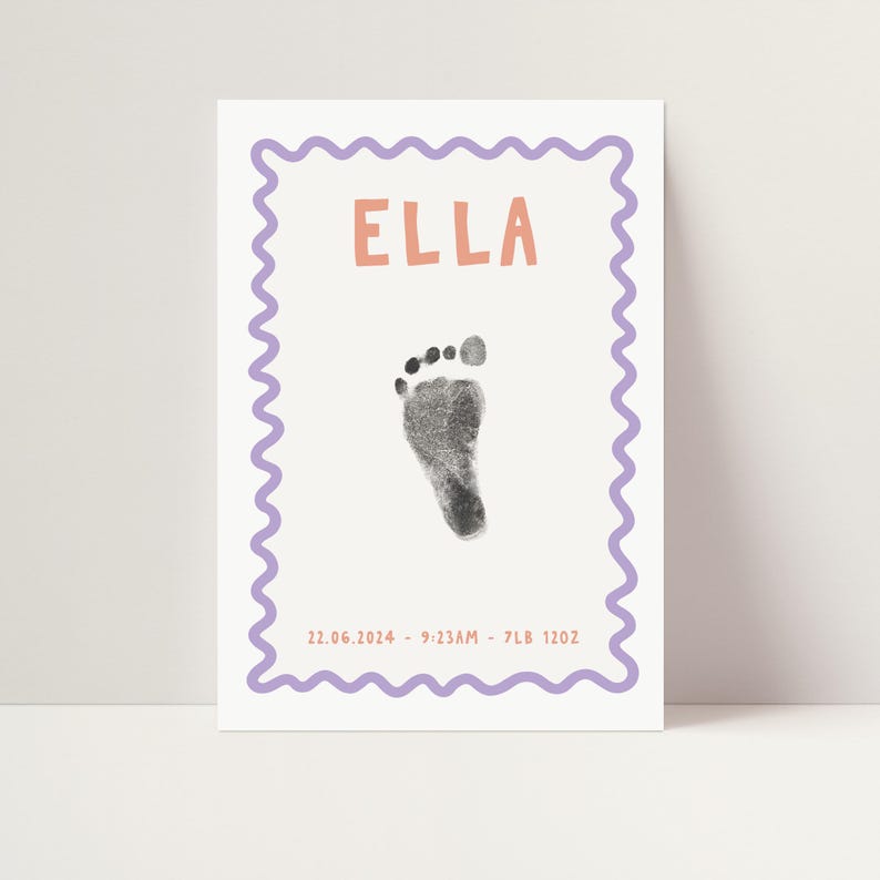 Pu&ograve; includere: Un biglietto bianco con un bordo a festoni viola. Il biglietto ha un'impronta di piede nera, il nome "ELLA" in testo arancione e la data "22.06.2024 - 9:23AM - 7LB 12OZ" in testo nero.