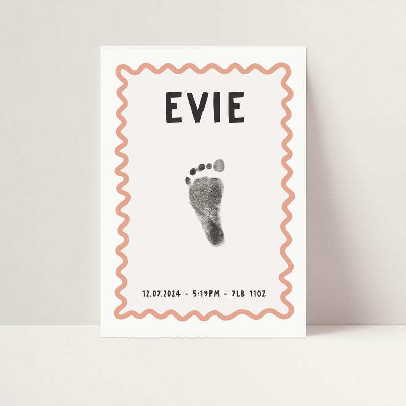 Pu&ograve; includere: Un biglietto bianco con un bordo rosa a festoni. Il biglietto ha un'impronta di piede nera, il nome "EVIE" in testo nero e la data "12.07.2024 - 5:19PM - 7LB 11OZ" in testo nero.