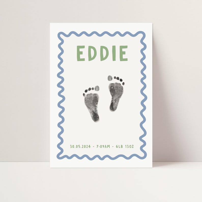 Pu&ograve; includere: Un biglietto bianco con un bordo blu a festoni. Il biglietto ha un rettangolo verde con il nome "EDDIE" al suo interno. Ci sono due impronte di piedi nere sul biglietto. La data "30.05.2024", l'ora "7:09AM", il peso "6LB" e la lunghezza "13OZ" sono stampati sotto le impronte di piedi.