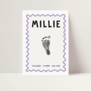 Pu&ograve; includere: Un biglietto bianco con un bordo a festoni viola. Il biglietto dice "Millie" in testo nero e ha un'impronta di piede nera. La data "12.07.2024", l'ora "5:19PM", il peso "7LB" e la lunghezza "11OZ" sono stampate sotto l'impronta di piede.