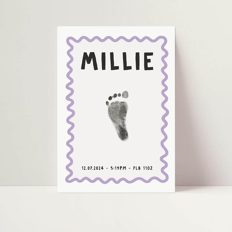 Pu&ograve; includere: Un biglietto bianco con un bordo a festoni viola. Il biglietto dice "Millie" in testo nero e ha un'impronta di piede nera. La data "12.07.2024", l'ora "5:19PM", il peso "7LB" e la lunghezza "11OZ" sono stampate sotto l'impronta di piede.