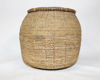 Vintage Basket  : Vintage Handmade Omani Bedouin Lidded Basket, #864 a
