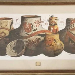Puede incluir: Una impresión enmarcada de cinco piezas de cerámica nativa americana. La cerámica está decorada con patrones geométricos y florales en tonos marrones, rojos y blancos.