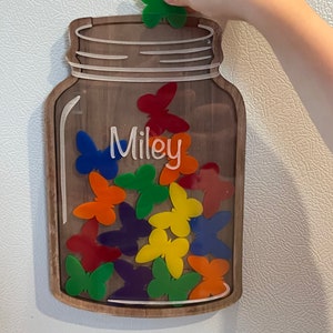 Pot de récompense personnalisé avec des jetons papillon