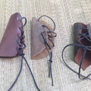 Bruine leren armbeschermer voor traditioneel of primitief boogschieten