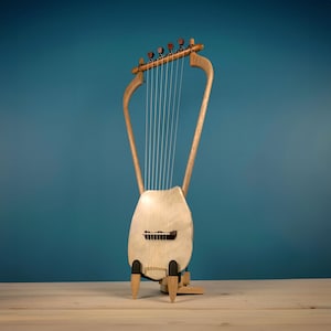 Lyre of Sappho (8 strings) – ancient Greek barbiton lyre