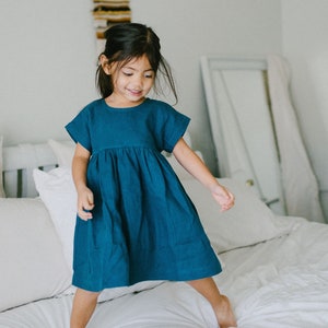 Linnen baby- en peuterjurk, linnen meisjesjurk, losse zomerjurk, boho babyjurk, bloemenmeisjesjurk, gewassen linnen, blauwe linnen jurk