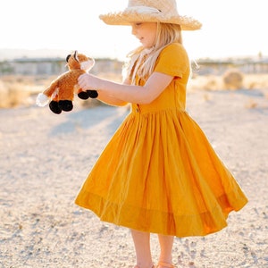 Abito in lino per bambina, abito in lino senape, abito a ruota, abito classico per bambina, abito da damigella, abito estivo, abito per bambina