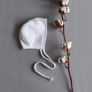 Bonnet Bebe, White Bonnet, Baby Bonnet, Liberty Bonnet, Sombrero de lino, Sombrero para recién nacidos, Regalo de baby shower, Ropa de bebé orgánica, Traje de regreso a casa