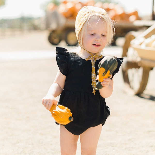 Romper bebé de lino, romper negro para niños pequeños, mono con volantes, romper con volantes para niñas, traje de 1er cumpleaños, traje de niña de flores para niños pequeños, burbuja de lino