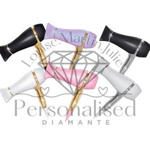 Pode incluir: Cinco secadores de cabelo coloridos com detalhes dourados. Os secadores de cabelo est&atilde;o dispostos em c&iacute;rculo com as al&ccedil;as apontando para fora. Os secadores de cabelo s&atilde;o de diferentes cores, incluindo rosa, roxo, branco e preto.