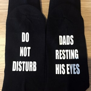 If you can read this dad is resting his eyes, if you can read this bring daddy beer, christmas novelty socks, if you can read this socks image 1