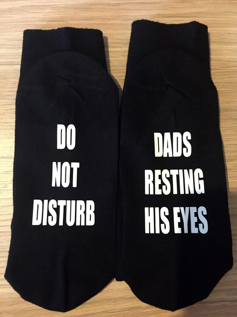 If you can read this dad is resting his eyes, if you can read this bring daddy beer, christmas novelty socks, if you can read this socks image 1