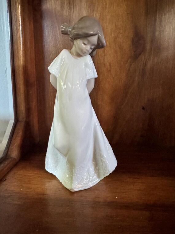 Nao By Lladro So Shy Collectible Figurine H1285