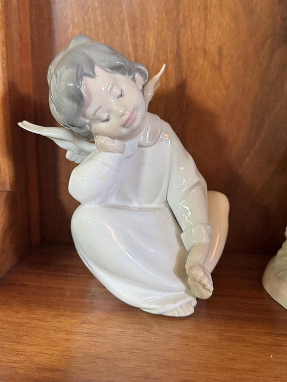 Lladró Dreaming Cherub