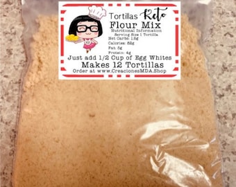 Può includere: Un sacchetto di plastica trasparente riempito con una polvere marrone chiaro etichettata "Tortillas Reto Flour Mix". L'etichetta include informazioni nutrizionali, istruzioni per aggiungere 1/2 tazza di albumi per fare 12 tortillas e un sito web per ordinare.