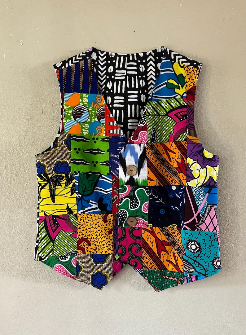 Puede incluir: Un chaleco de patchwork colorido con una variedad de patrones geom&eacute;tricos y florales en tonos de verde, azul, amarillo, naranja, rojo y rosa.