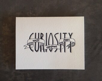 Curiousity Will Conquer Fear (tarjeta de felicitación tipográfica con sobre)