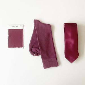 gelijk aan David&#39;s Bridal CHIANTI herensokken en stropdas Stropdas voor bruidsjonkers en vader bruidsmeisje op een rood fluwelen kastanjebruine bruiloft