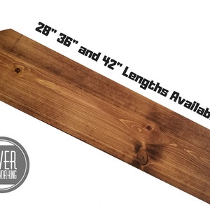 K&ouml;nnte beinhalten: Nahaufnahme eines langen, rechteckigen Holzst&uuml;cks mit einer dunkelbraunen Beize. Das Holz hat eine nat&uuml;rliche Maserung und ist in den L&auml;ngen 71 cm, 91 cm und 107 cm erh&auml;ltlich. Der Text "SLIVER WOODWORKING" ist in einem Kreis unten links im Bild sichtbar.