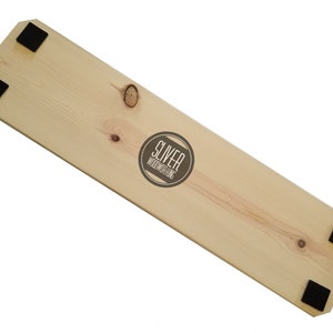 K&ouml;nnte beinhalten: Ein Holzbrett mit nat&uuml;rlicher Oberfl&auml;che und vier schwarzen Gummif&uuml;&szlig;en an der Unterseite. Das Brett hat ein kreisf&ouml;rmiges Logo mit dem aufgedruckten Text "SLIVER WOODWORKING".