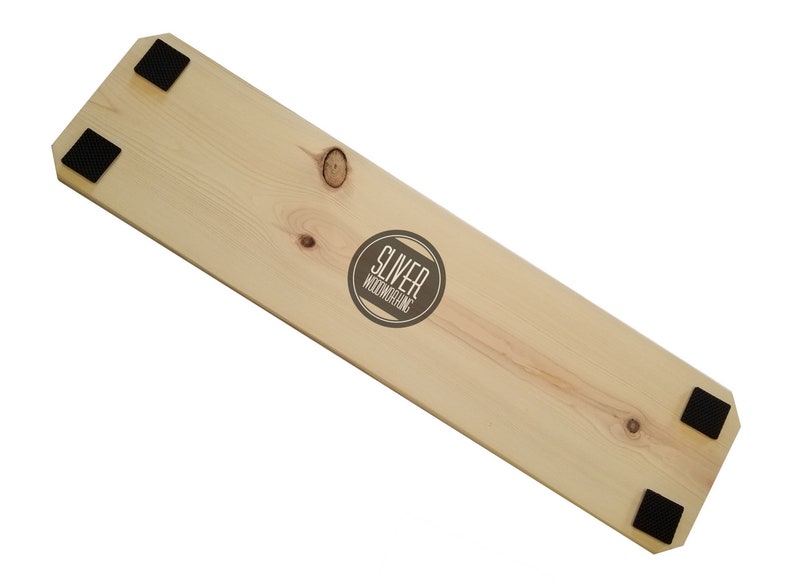 K&ouml;nnte beinhalten: Ein Holzbrett mit nat&uuml;rlicher Oberfl&auml;che und vier schwarzen Gummif&uuml;&szlig;en an der Unterseite. Das Brett hat ein kreisf&ouml;rmiges Logo mit dem aufgedruckten Text "SLIVER WOODWORKING".