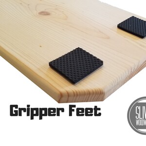 K&ouml;nnte beinhalten: Nahaufnahme einer Holzplatte mit zwei schwarzen Anti-Rutsch-F&uuml;&szlig;en an der Unterseite. Der Text "Gripper Feet" ist unter der Platte gedruckt. Der Text "SLIVER WOODWORKING" ist in einem Kreis auf der rechten Seite des Bildes gedruckt.