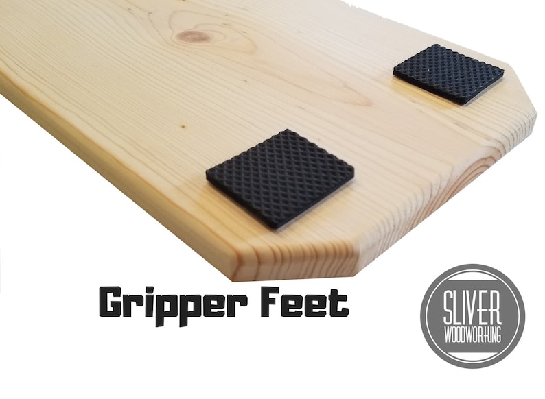 K&ouml;nnte beinhalten: Nahaufnahme einer Holzplatte mit zwei schwarzen Anti-Rutsch-F&uuml;&szlig;en an der Unterseite. Der Text "Gripper Feet" ist unter der Platte gedruckt. Der Text "SLIVER WOODWORKING" ist in einem Kreis auf der rechten Seite des Bildes gedruckt.