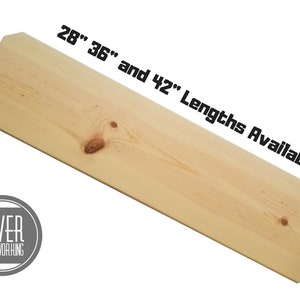 K&ouml;nnte beinhalten: Ein helles Holzbrett mit abgerundeten Kanten. Das Brett ist in den L&auml;ngen 28", 36" und 42" erh&auml;ltlich. Der Text "SLIVER WOODWORKING" ist auf einem grauen Kreis gedruckt.