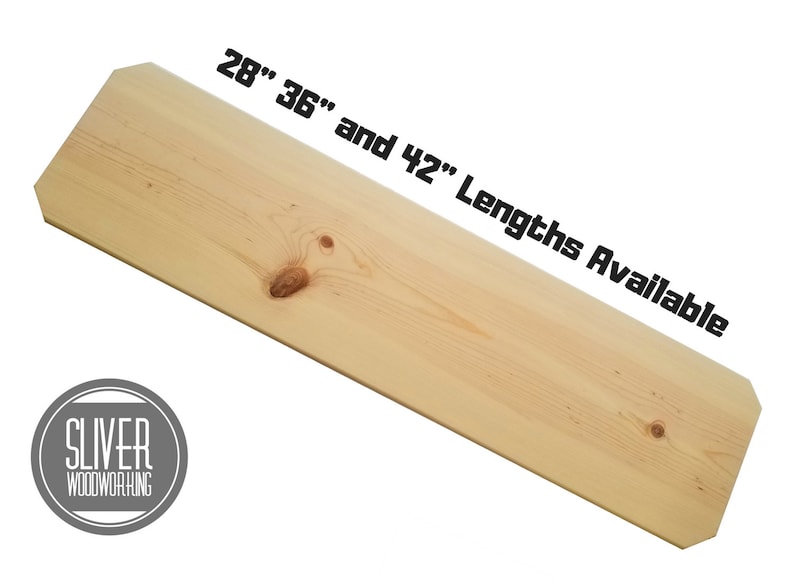 K&ouml;nnte beinhalten: Ein helles Holzbrett mit abgerundeten Kanten. Das Brett ist in den L&auml;ngen 28", 36" und 42" erh&auml;ltlich. Der Text "SLIVER WOODWORKING" ist auf einem grauen Kreis gedruckt.