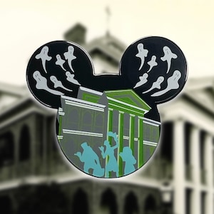 Può includere: Spilla in smalto nero e verde a forma di testa di Topolino. La spilla presenta una silhouette della Haunted Mansion di Disneyland, con fantasmi che volano intorno.